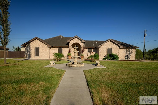 view of front of house featuring a front yard