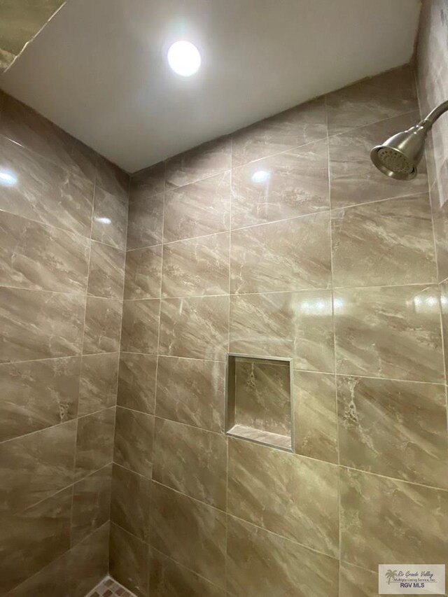 bathroom featuring a tile shower