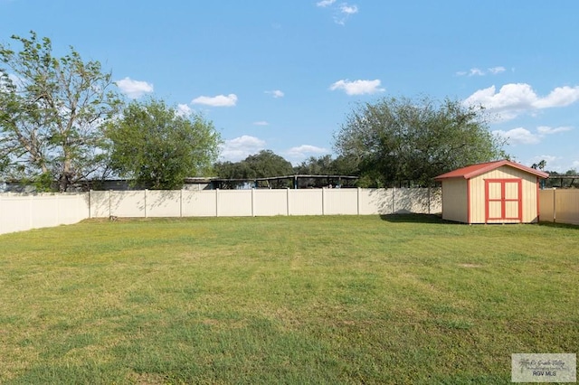 view of yard with a storage unit