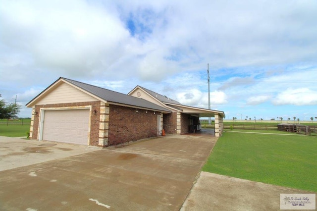 view of front of house featuring a front lawn and a garage