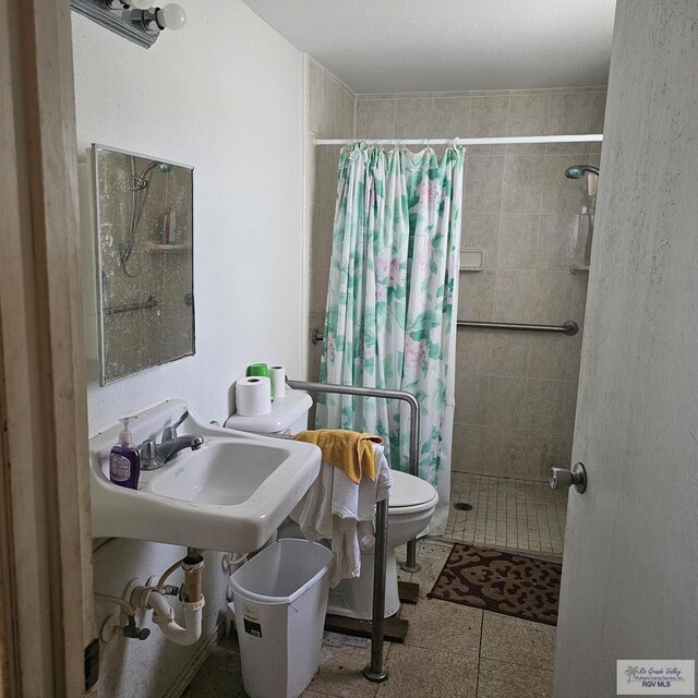 1130 N Sunset Dr, Harlingen, TX 78550 - full bathroom featuring toilet and tiled shower