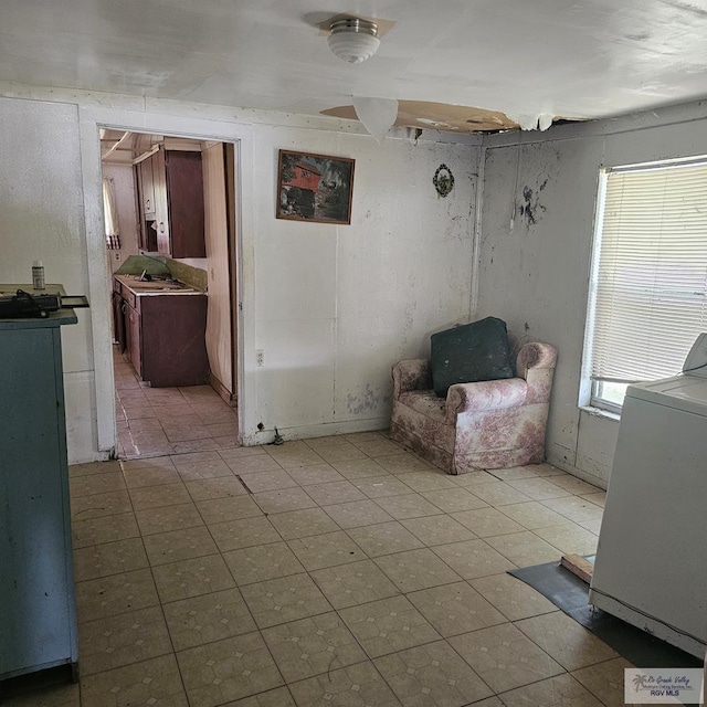 1130 N Sunset Dr, Harlingen, TX 78550 - living area featuring healthy amount of natural light and washer / dryer