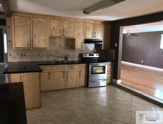 kitchen featuring ceiling fan, sink, backsplash, hardwood / wood-style floors, and electric stove