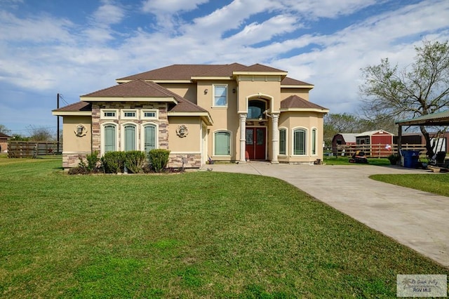 view of front of house featuring a front lawn