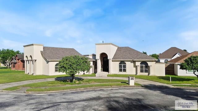 view of front facade featuring a front lawn