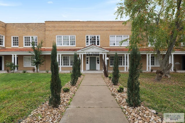 view of front of property featuring a front lawn