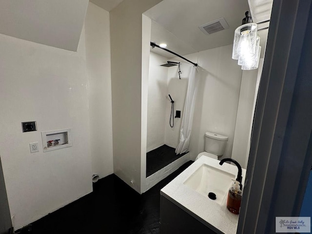 full bath with curtained shower, visible vents, vanity, and toilet