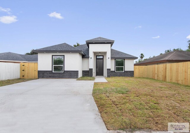 view of front of home featuring a front lawn