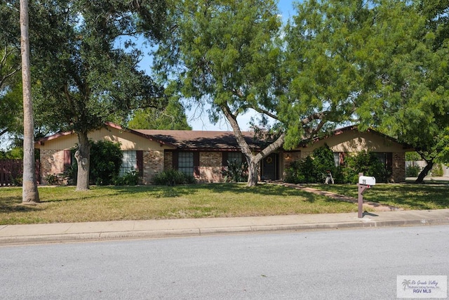 ranch-style home with a front yard