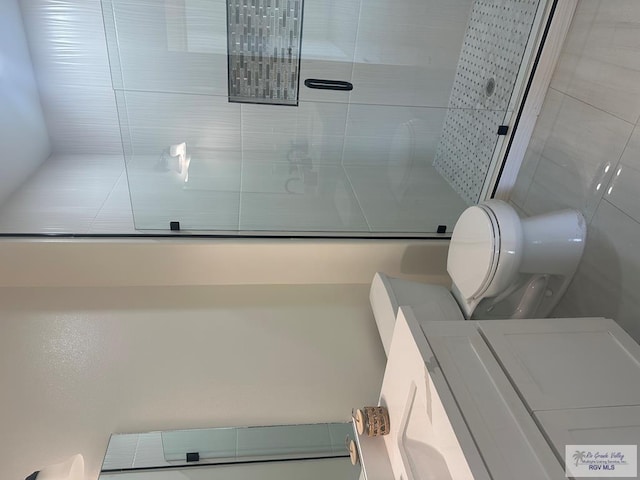 bathroom featuring a tile shower