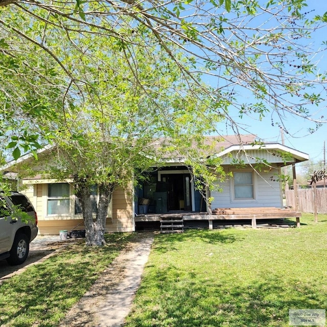 view of front of home featuring a front lawn