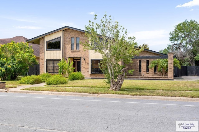 view of front of property featuring a front yard