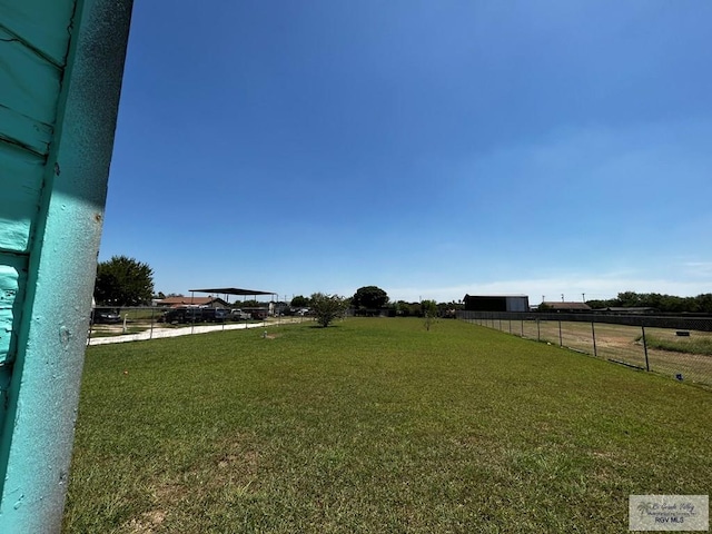 view of yard featuring a rural view