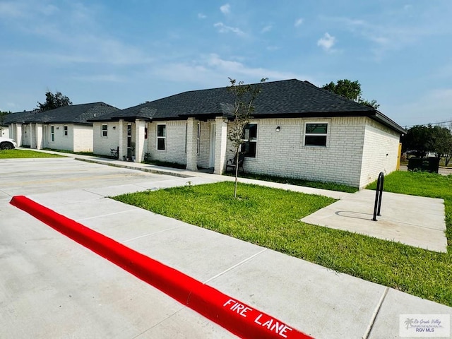 view of front facade featuring a front lawn