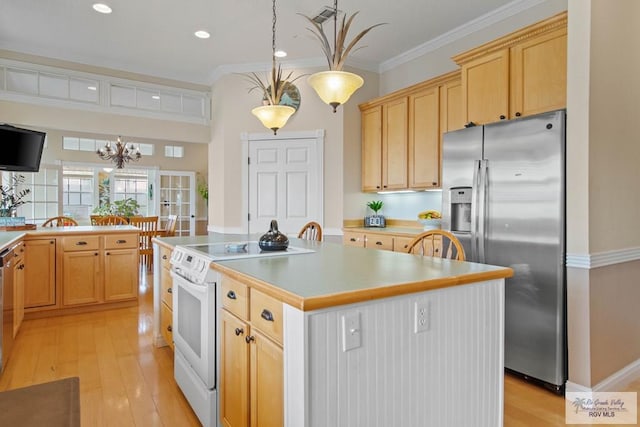 kitchen featuring light wood finished floors, crown molding, stainless steel fridge with ice dispenser, and electric stove