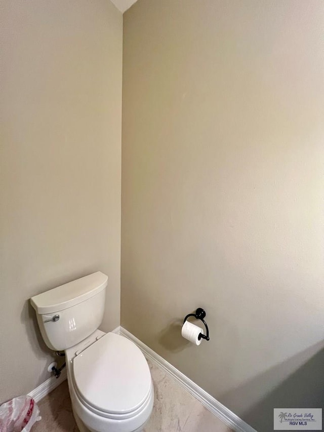 814 Knotty Pine Ln, Harlingen, TX 78552 - bathroom with baseboards and toilet