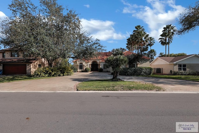 view of front of house with driveway