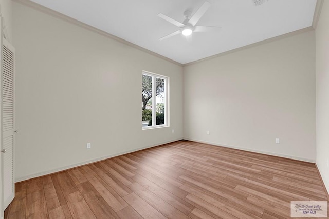 unfurnished room featuring light wood-style flooring, baseboards, crown molding, and a ceiling fan