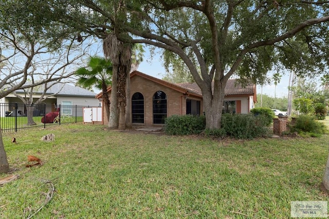 view of front of property featuring a front yard