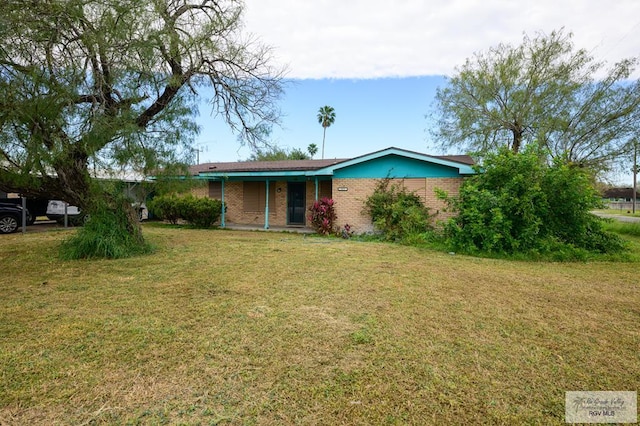 view of front of home featuring a front lawn