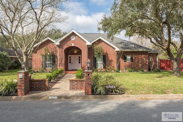 view of front of property featuring a front lawn