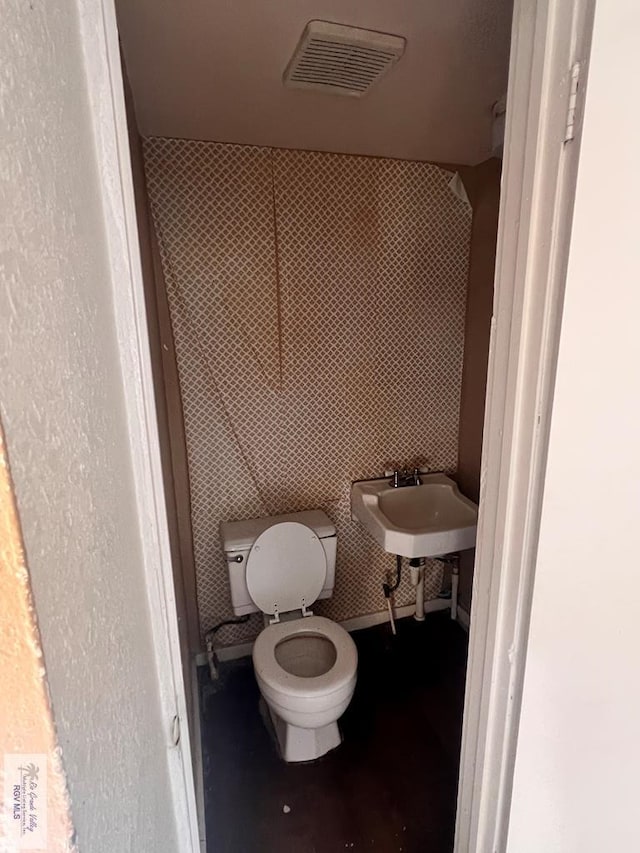 bathroom featuring toilet and sink