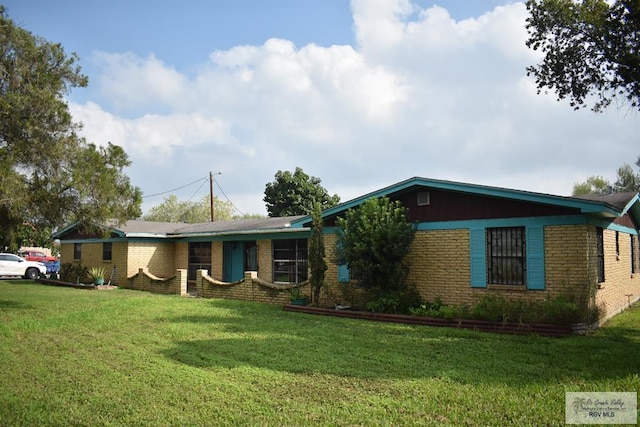 single story home featuring a front yard