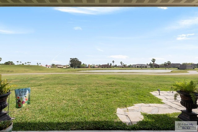 view of yard featuring a water view