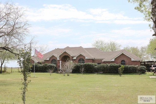 single story home featuring a front lawn