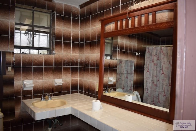 bathroom with sink and decorative backsplash