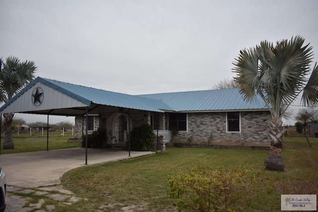 view of front of home featuring a carport and a front lawn