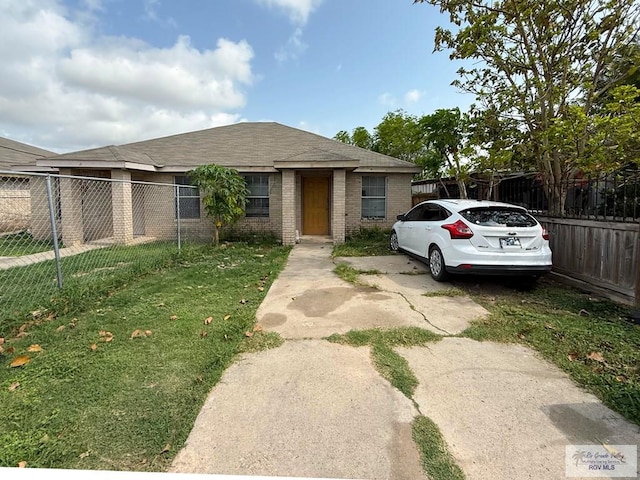 view of front of property featuring brick siding, roof with shingles, fence, and a front yard