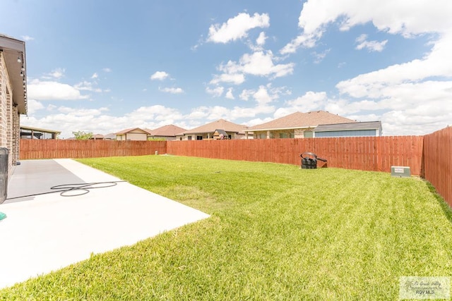 view of yard featuring a patio area