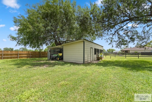 view of yard featuring an outdoor structure