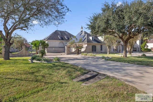 view of front of house featuring a garage and a front yard