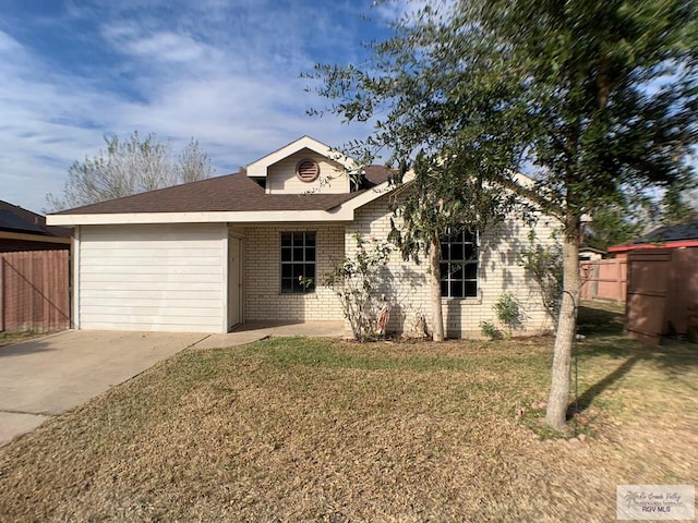 single story home with a front lawn