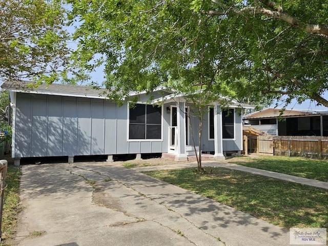 view of front of property with a front lawn