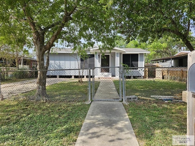 view of front of property featuring a front yard