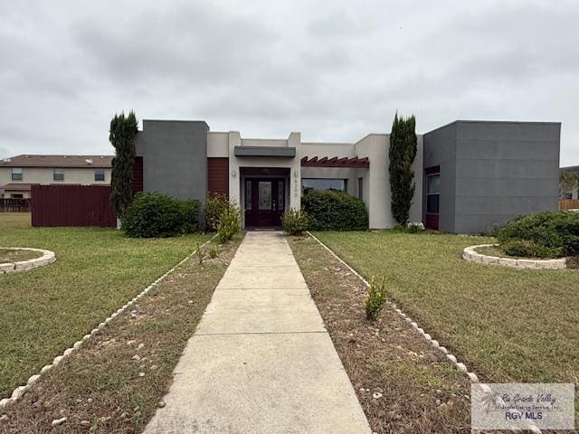 view of front facade with a front yard