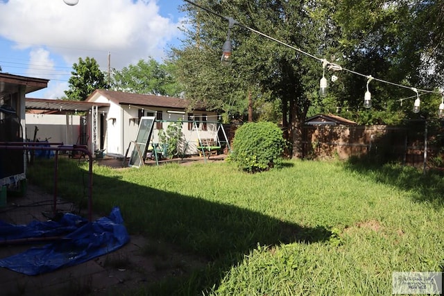 view of yard featuring an outdoor structure