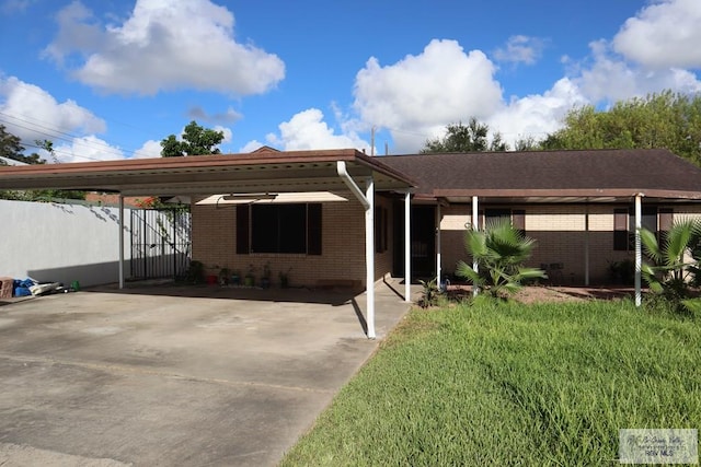 view of front of home featuring a front lawn and a carport