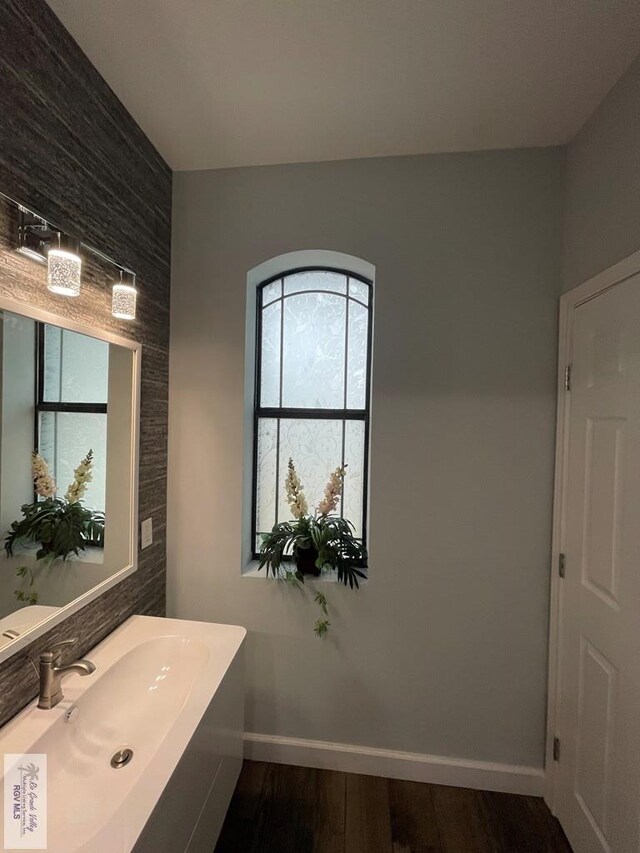 unfurnished bedroom featuring a raised ceiling, ceiling fan, dark hardwood / wood-style flooring, and a closet