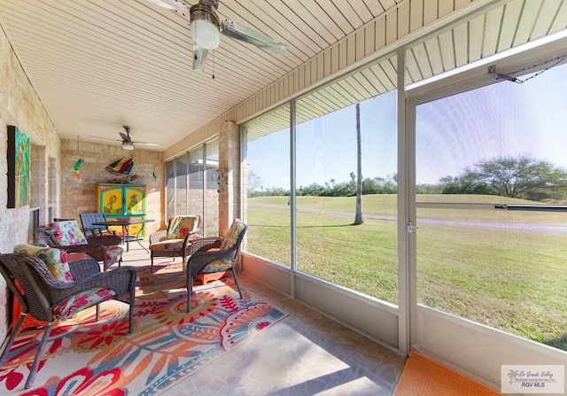 sunroom with ceiling fan