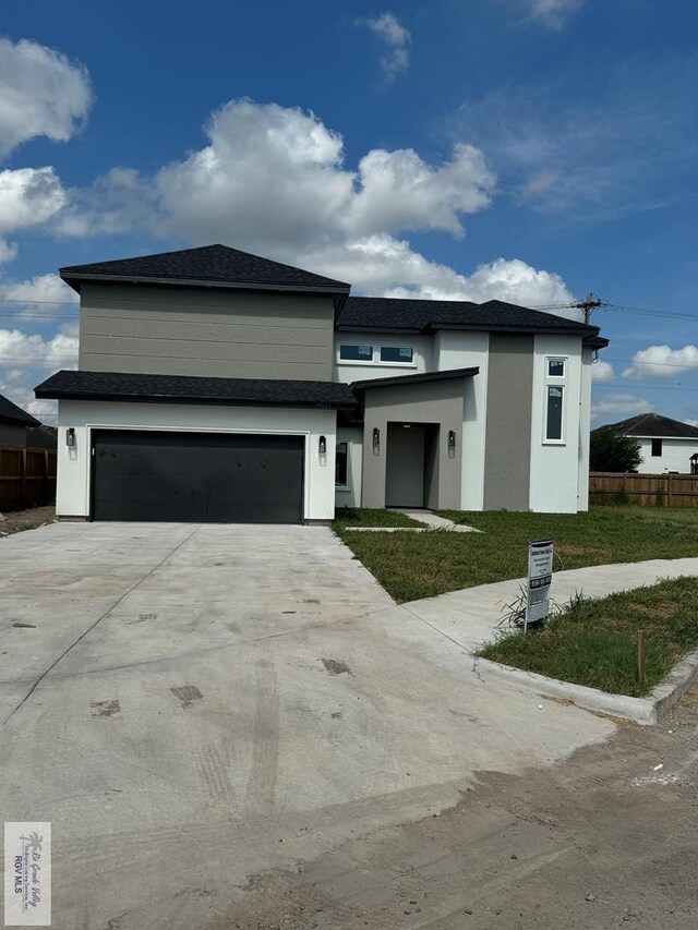 view of front of home featuring a front yard