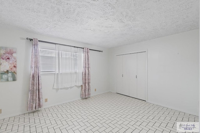 unfurnished bedroom featuring a textured ceiling