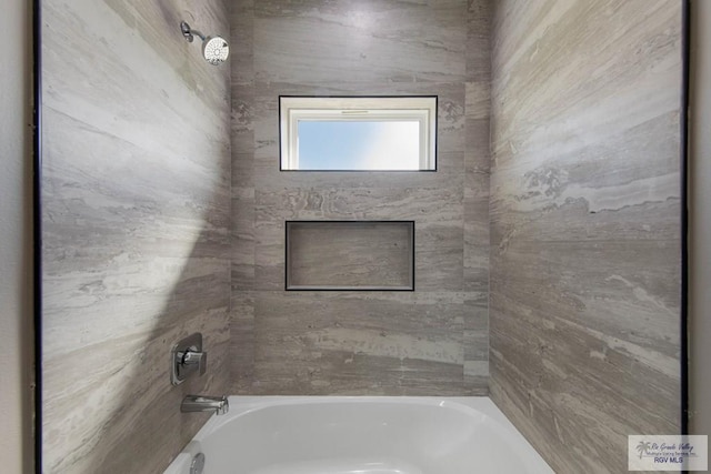 bathroom featuring tiled shower / bath combo