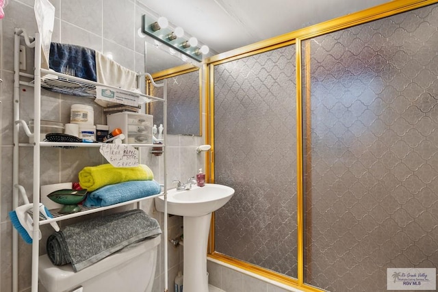 bathroom featuring tile walls