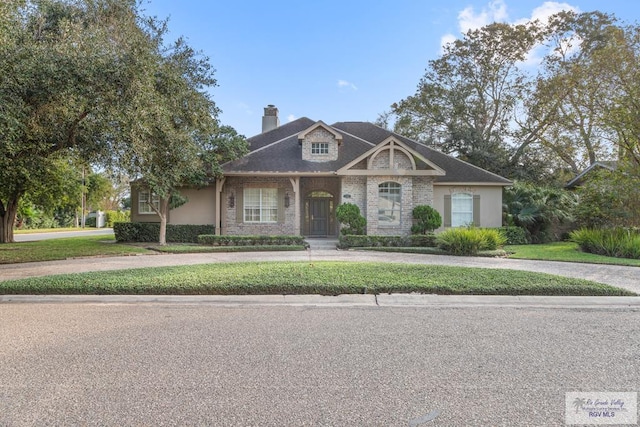 craftsman-style house featuring a front lawn