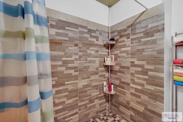 full bath with tiled shower