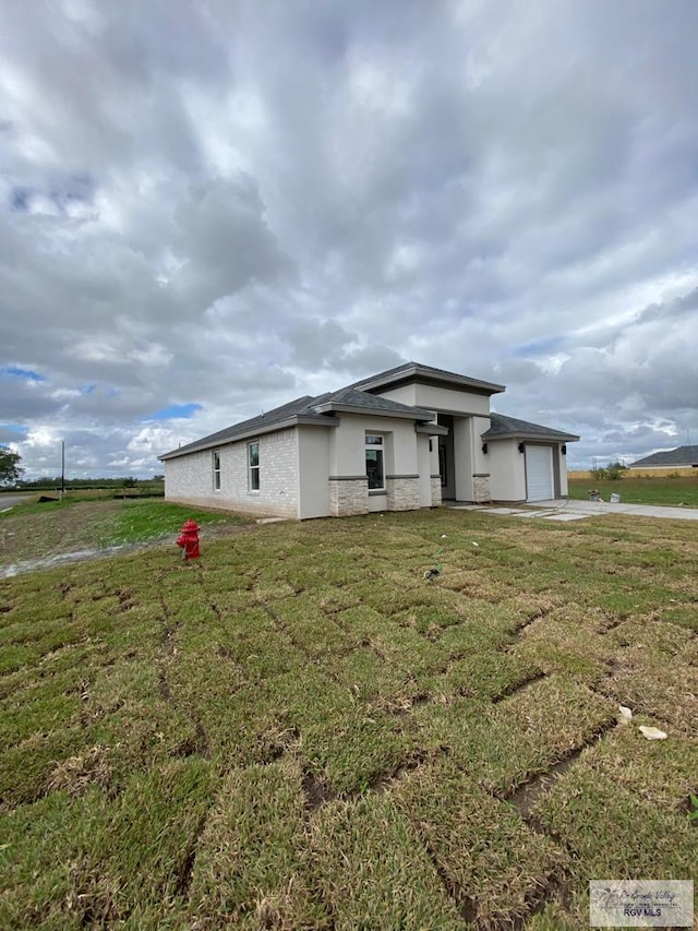 view of front of house with a front lawn and a garage